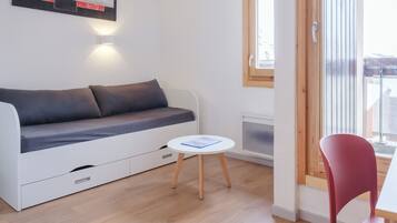 Studio (2697943, Bâtiment B) | Living area | TV