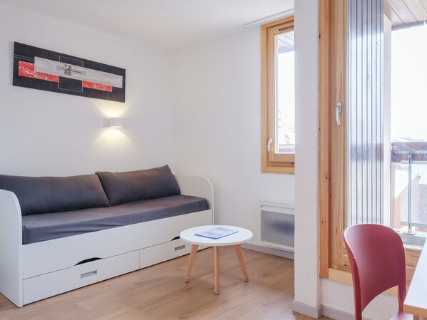 Studio (2697943, Bâtiment B) | Living area | TV
