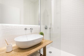 Shower, hair dryer, towels, shampoo - My Opera de Paris I (Paris)