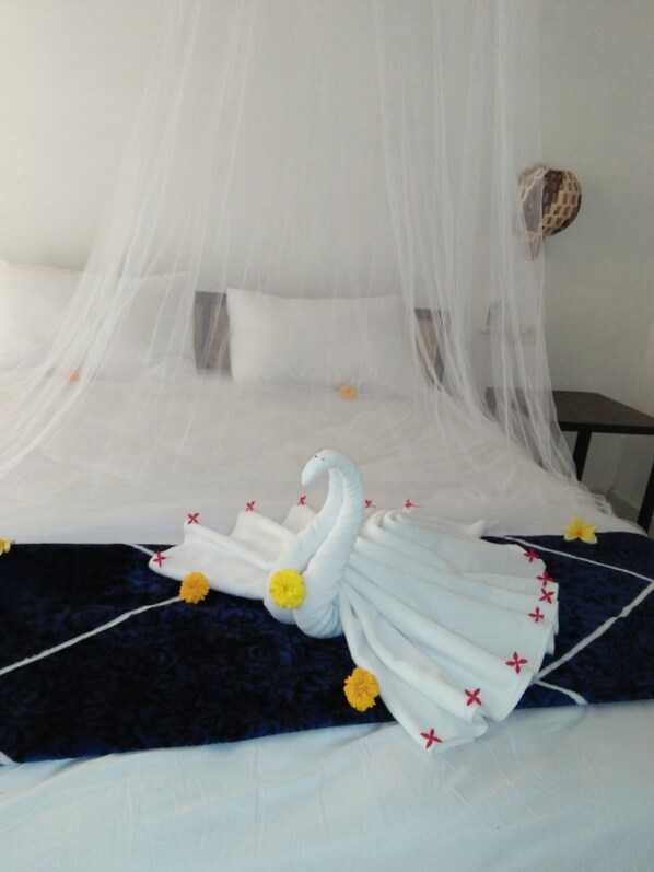 Minibar, in-room safe, individually decorated, desk - Taman Menjangan Homestay (Pejarakan)