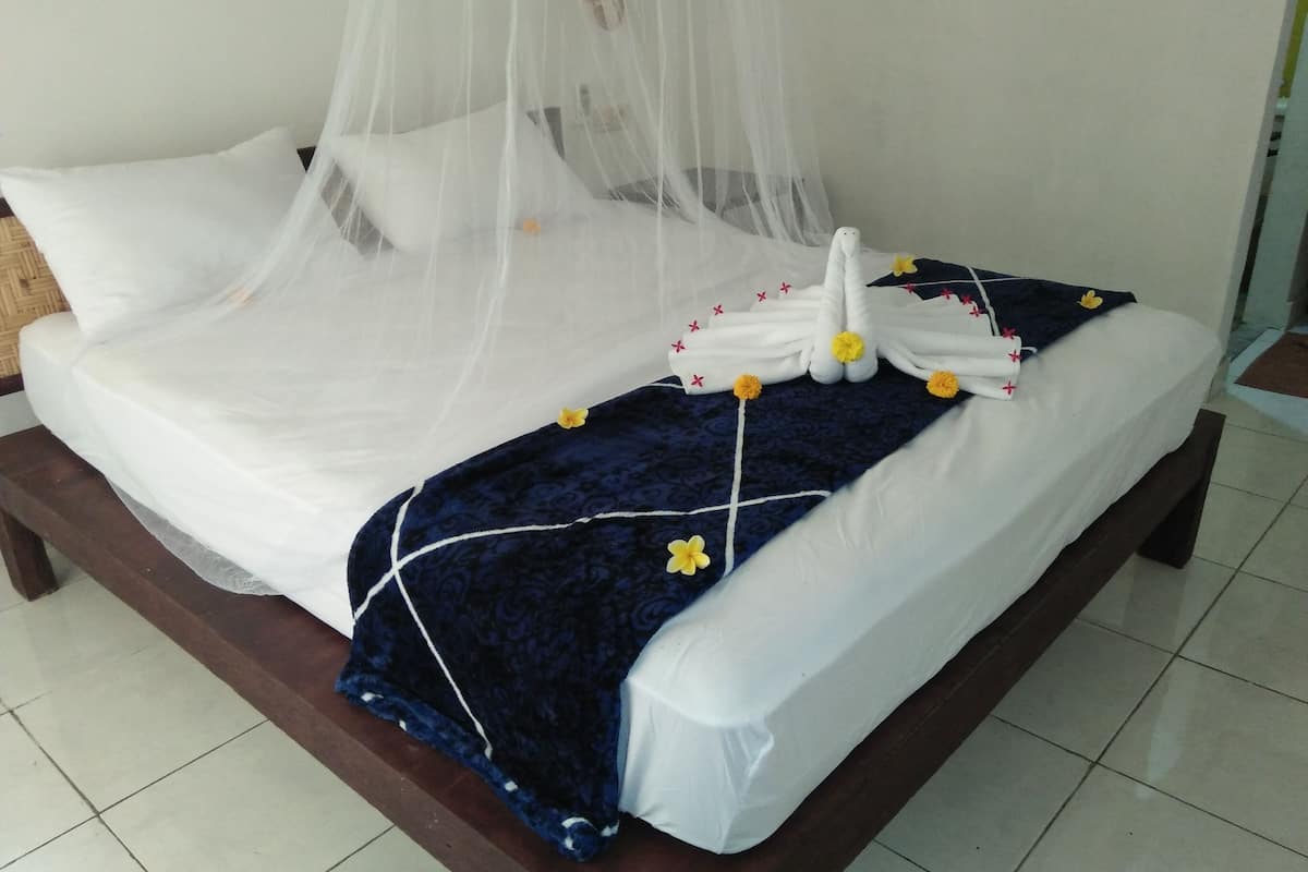 Deluxe Double Room | Bar mini, peti besi dalam bilik, meja, ruang kerja komputer riba 