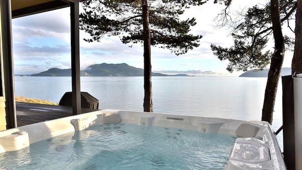 Un bain à remous avec vue sur un lac et des montagnes.