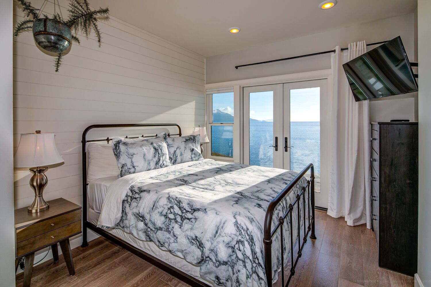 3 bedrooms, travel crib, bed sheets