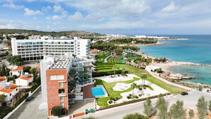 Un resort con piscina, playa y vista al mar.
