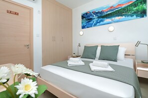2 bedrooms, iron/ironing board, internet, bed sheets