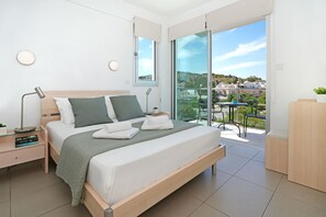 2 slaapkamers, een strijkplank/strijkijzer, internet, beddengoed