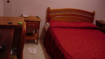 Single Room | In-room safe, desk, laptop workspace, blackout drapes