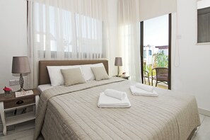 4 bedrooms, iron/ironing board, internet, bed sheets
