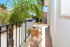 Outdoor dining - NATALIE - 3Bed Child Friendly villa within a walking distance to Golden Sandy Beach (Paralimni)