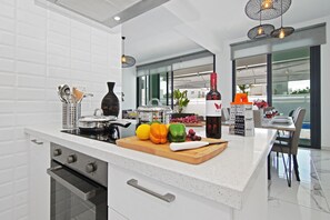 Frigorífico, microondas, horno y placa de cocina