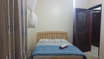 2 soveværelser, skrivebord, strygejern/strygebræt, sengetøj