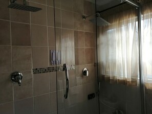 Phòng đôi cơ bản | Buồng tắm vòi sen