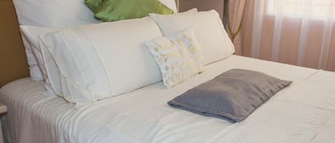 Kahden hengen businesshuone | Ylelliset vuodevaatteet, memory foam -patjalliset sängyt