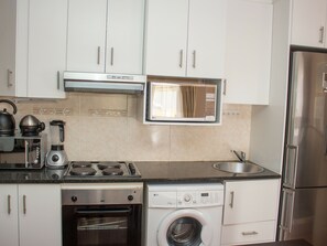 Full-sized fridge, microwave, oven, stovetop - Onyx On Sycamore (Cape Town)