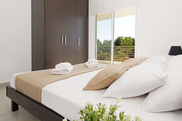 2 bedrooms, iron/ironing board, Internet, bed sheets