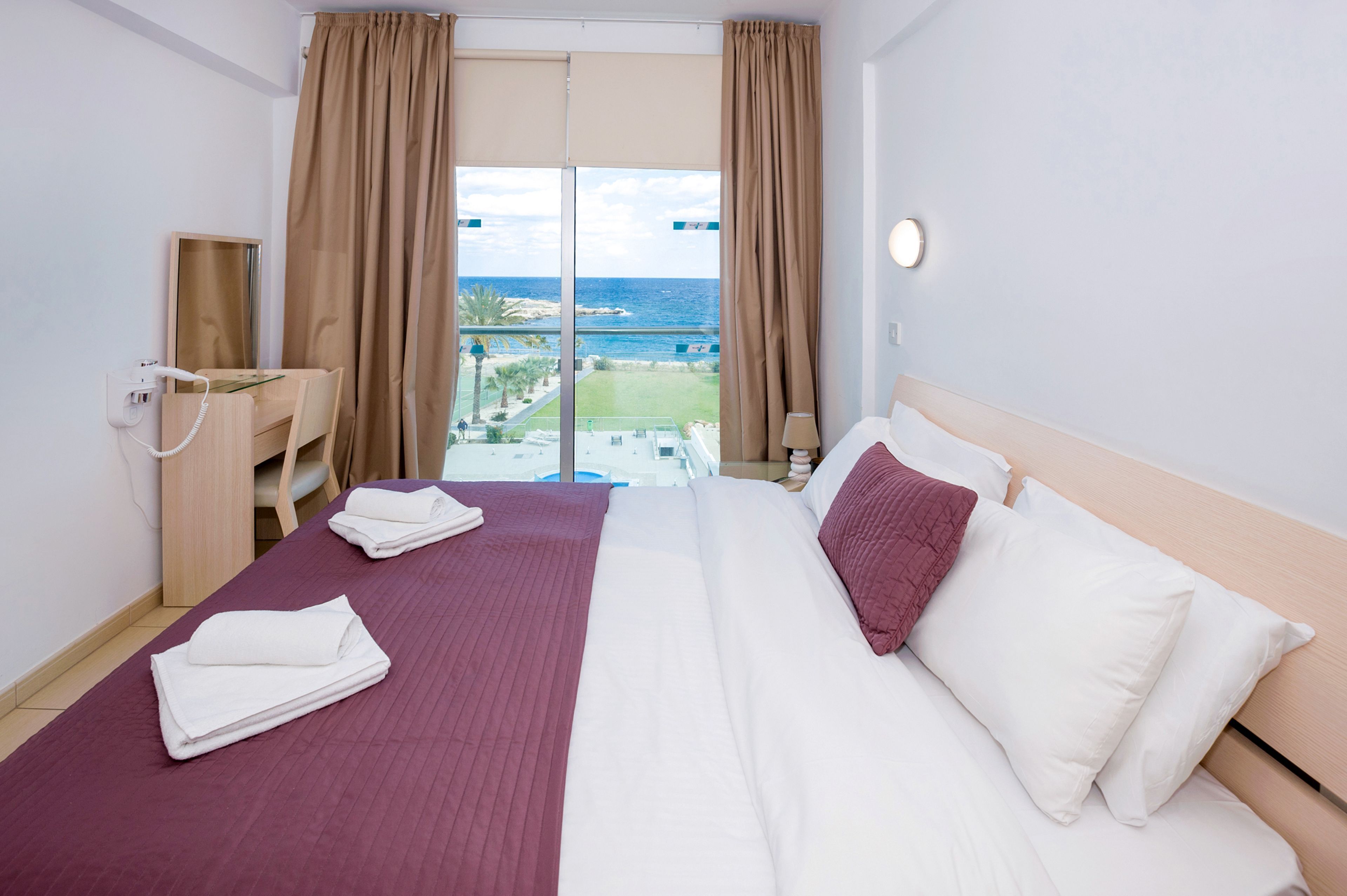 1 dormitori, planxa i posts de planxar, Internet i roba de llit 