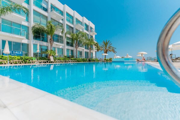 Pool - Gabriella - Coralli Beachfront Sea View Apartment (Paralimni)
