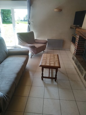 Fernseher, Kamin, Bücher, Stereoanlage