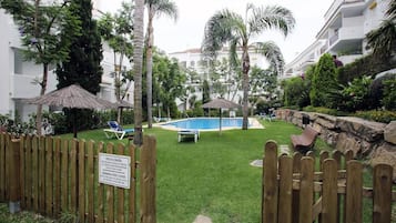 Alberca al aire libre y camastros