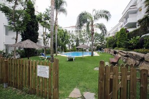 Een buitenzwembad en ligstoelen