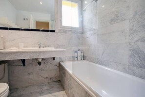 아파트 (3 Bedrooms) | 욕실 | 욕조, 헤어드라이어, 타월, 비누