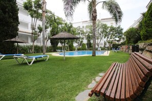 Outdoor pool, pool loungers - Blue House by Keywii. 6 Pax, Guadalmina (Marbella)