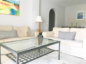 Apartment (3 Bedrooms) | Living room | TV, fireplace