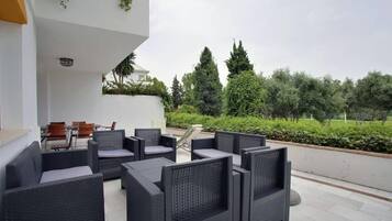 Apartamento (3 Bedrooms) | Balcón