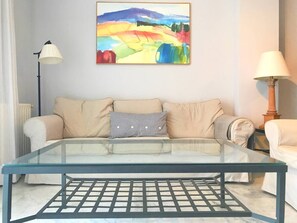 아파트 (3 Bedrooms) | 거실 | TV, 벽난로