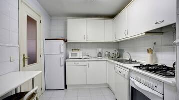 Apartamento (3 Bedrooms) | Cocina privada | Horno, placa de cocina, lavavajillas y cafetera o tetera