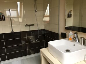 Family Room | Bathroom | Designer toiletries, hair dryer, bathrobes, towels - De Zoete Kers B&B (Dentergem)