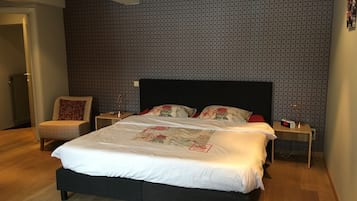 Kamar Double Deluks, 1 Tempat Tidur King | Seprai premium, selimut bulu angsa, dan didekorasi berbeda-beda