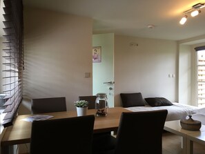 Habitación familiar | Servicio de comidas en la habitación
