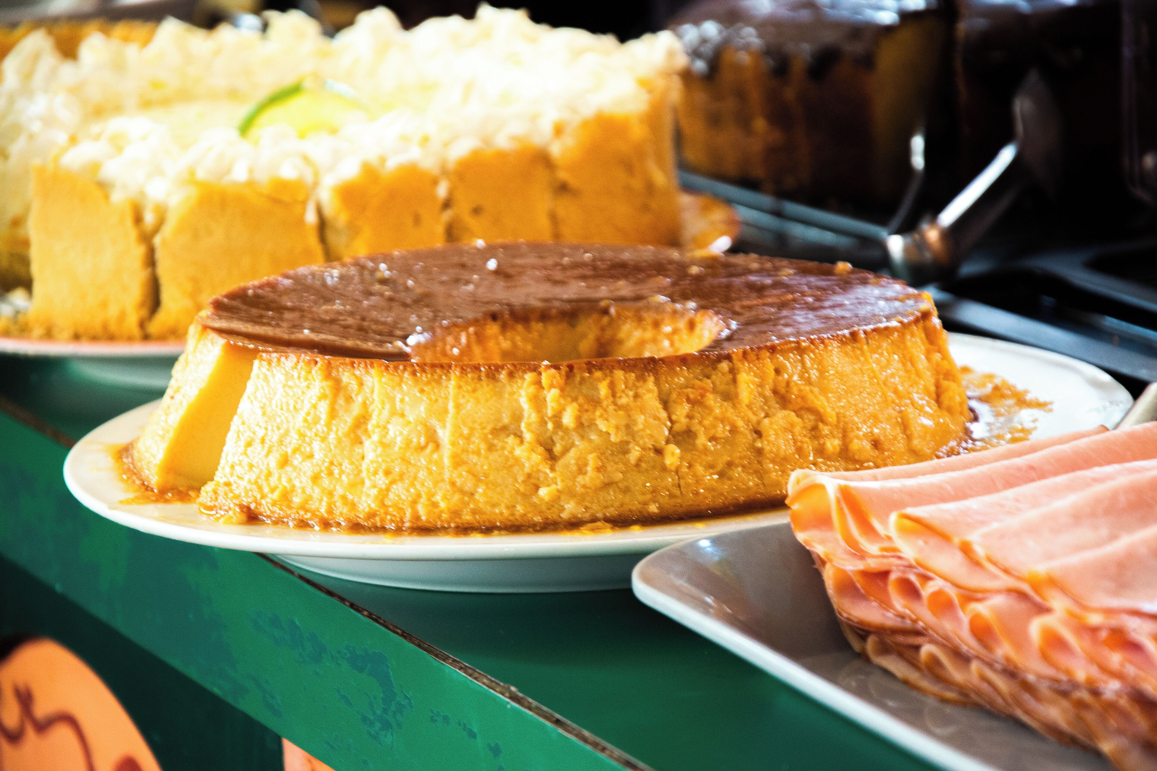 Eine Dessertplatte mit Flan und karamellisiertem Schinken.