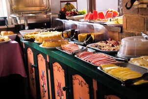 Café da manhã com buffet grátis todos os dias