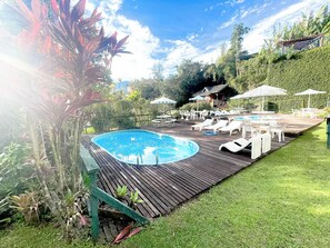 สระว่ายน้ำ