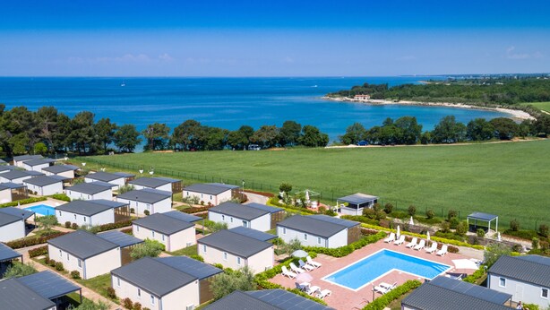 A coastal resort with multiple bungalow-style accommodations, a central swimming pool, and a view of the sea. - Superior Mobile Homes Kastanija - Campsite (Novigrad)