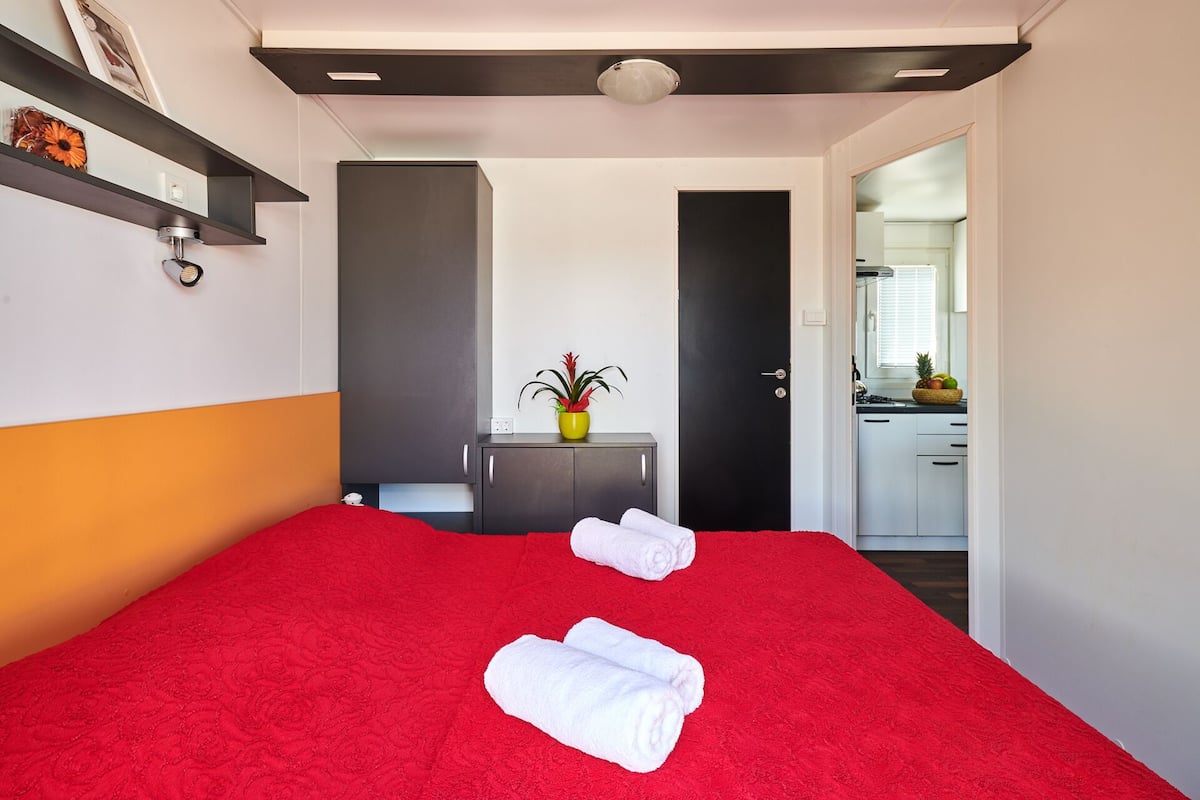 2 bedrooms, bed sheets