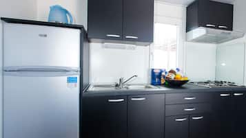 Mobile Home, 3 Bedrooms, Pool Access | Private kitchen | Full-sized fridge, stovetop, coffee/tea maker, electric kettle