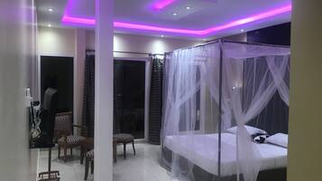 5 bedrooms, in-room safe, WiFi, bed sheets