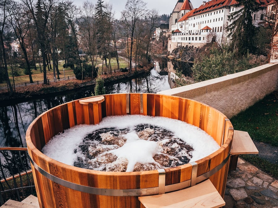 Outdoor spa tub