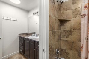 Combined shower/tub, free toiletries, hair dryer, towels