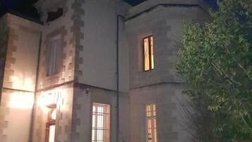 숙박 시설 정면 - 저녁/밤