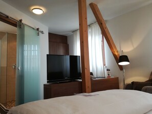 Hypo-allergenic bedding, desk, blackout drapes, soundproofing - Hotel Metzgerei Rößle (Dettingen an der Erms)