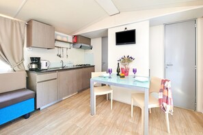 Nhà di động, 2 phòng ngủ, có thể sử dụng hồ bơi | Bếp riêng | Tủ lạnh, bếp nấu, dụng cụ pha cà phê/trà, ấm điện 