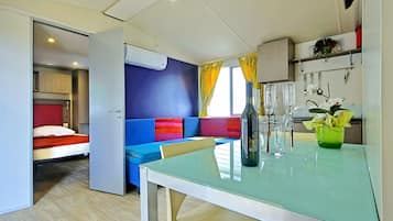 Mobile Home | Private kitchen | Fridge, stovetop, electric kettle, cookware/dishes/utensils