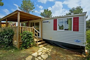 A mobile home with a wooden porch and steps leading to the entrance. - Camping Adria Mobile Homes in Brioni (Pula)