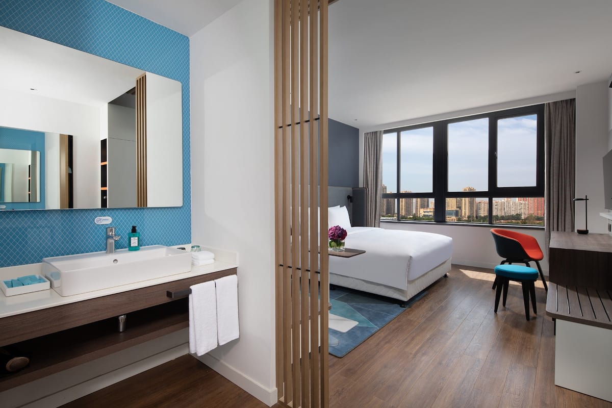 Down comforters, in-room safe, desk, blackout drapes