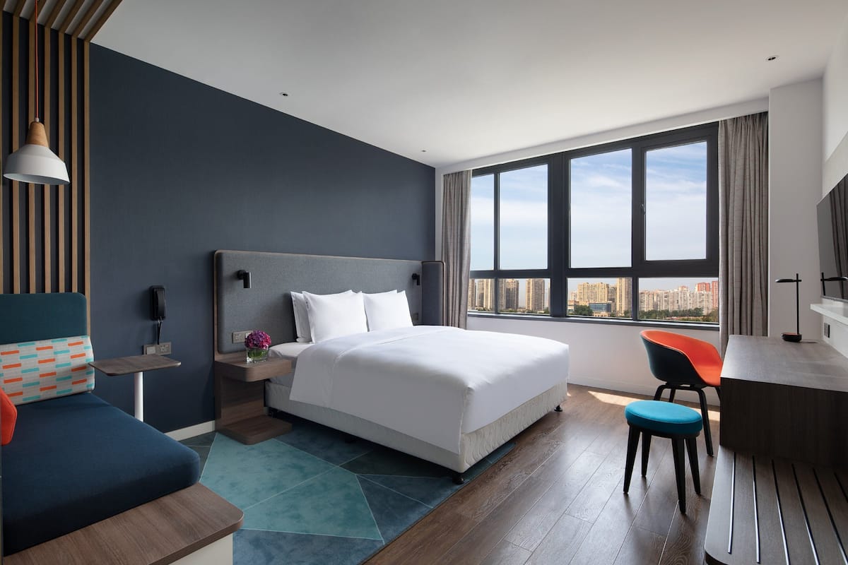 Standardzimmer, 1 King-Bett | Daunenbettdecken, Zimmersafe, Schreibtisch, Verdunkelungsvorhänge