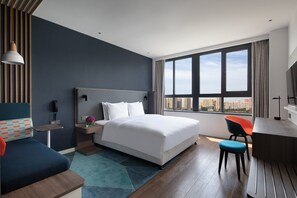 Cubrecamas, caja de seguridad en la habitación y escritorio